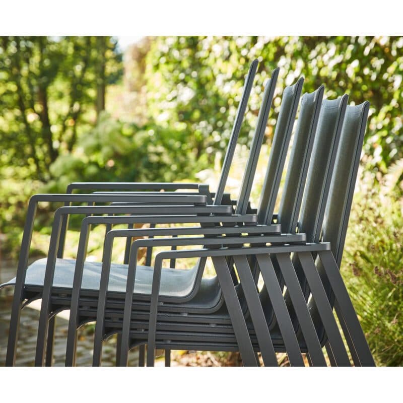 CASA DOMA "Mineo" Stapelstuhl, Gestell Edelstahl anthrazit, Sitzfläche Textilgewebe Sunproof® Sling schwarz/silber, Armlehnen Aluminium schwarz