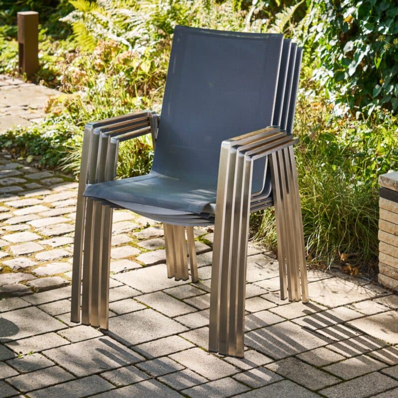 CASA DOMA "Mineo" Stapelstuhl, Gestell Edelstahl gebürstet, Sitzfläche Textilgewebe Sunproof® Sling schwarz/silber, Armlehnen Teak