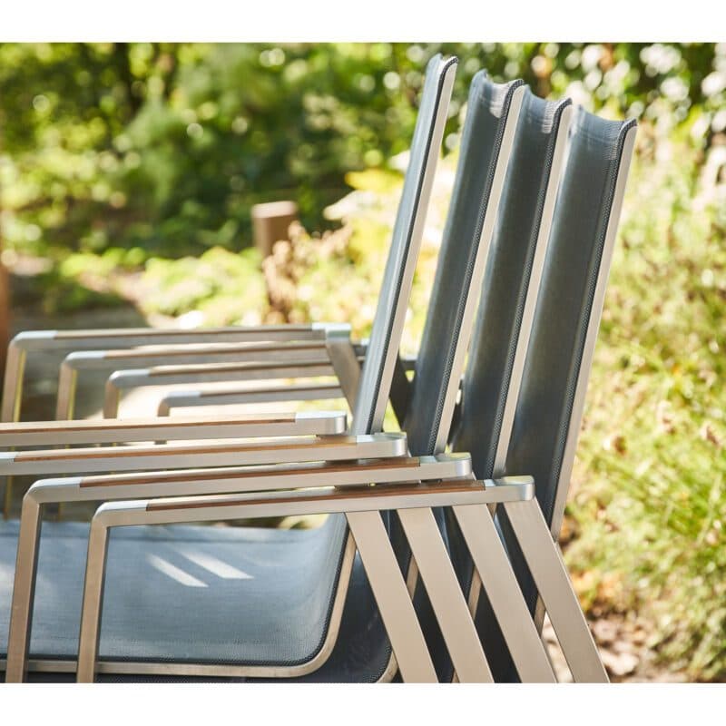 CASA DOMA "Mineo" Stapelstuhl, Gestell Edelstahl gebürstet, Sitzfläche Textilgewebe Sunproof® Sling schwarz/silber, Armlehnen Teak