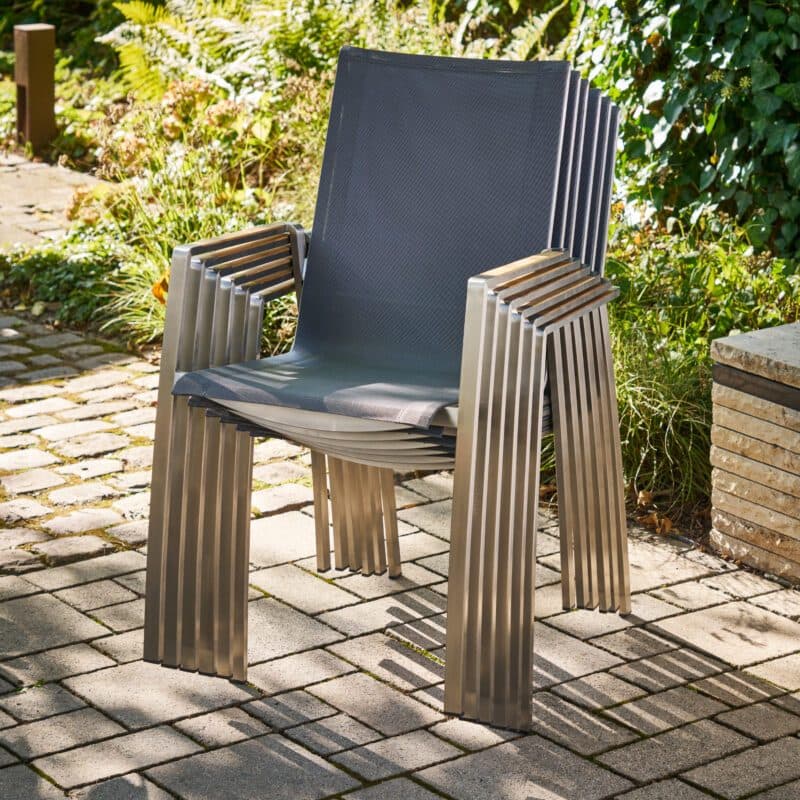 CASA DOMA "Mineo" Stapelstuhl, Gestell Edelstahl gebürstet, Sitzfläche Textilgewebe Sunproof® Sling schwarz/silber, Armlehnen Teak