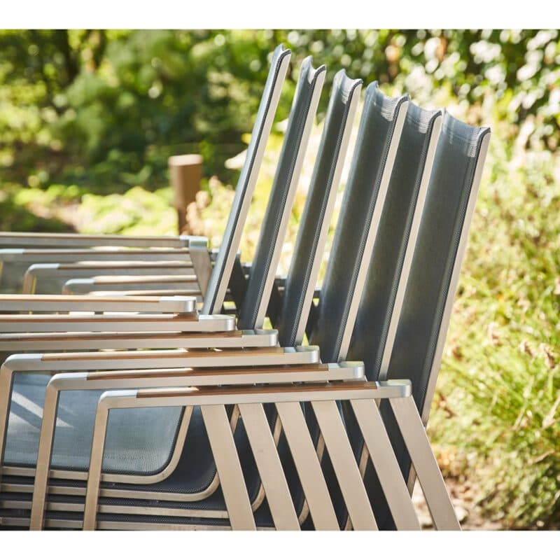 CASA DOMA "Mineo" Stapelstuhl, Gestell Edelstahl gebürstet, Sitzfläche Textilgewebe Sunproof® Sling schwarz/silber, Armlehnen Teak