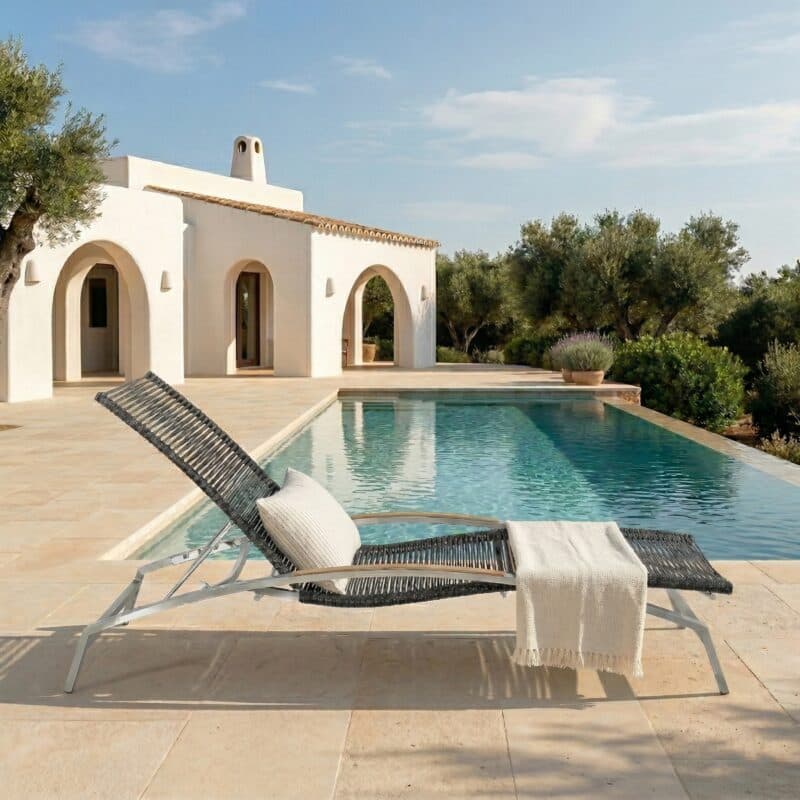 CASA DOMA "Mineo" Sonnenliege, Gestell Edelstahl gebürstet, Liegefläche Rope anthrazit, Armlehnen Teak (Bild KI-generiert)