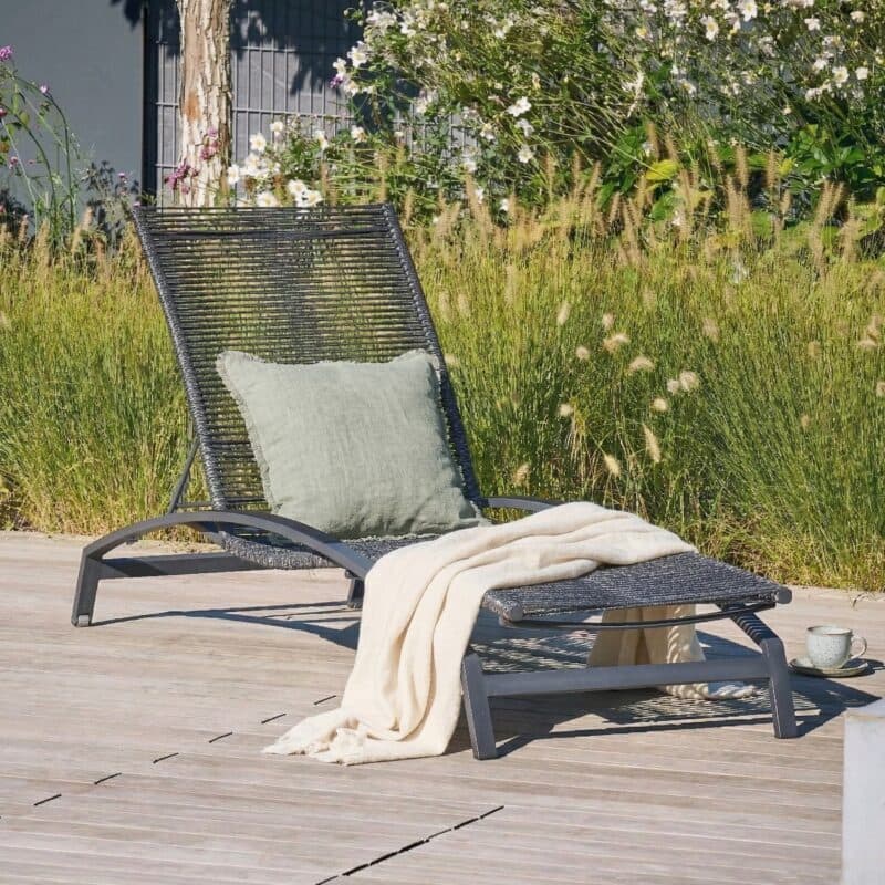 CASA DOMA "Mineo" Sonnenliege, Gestell Edelstahl anthrazit, Liegefläche Rope anthrazit, Armlehnen Alu anthrazit (Bild KI-generiert)