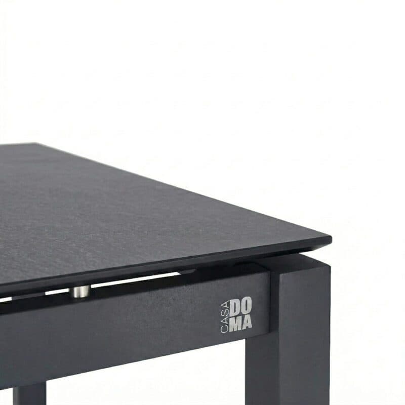 CASA DOMA "Carini" Gartentisch, Gestell Edelstahl anthrazit, Tischplatte HPL Scivaro Schiefer, mit Abstandhalter & Schweizer Kante (Bild: KI-generiert)