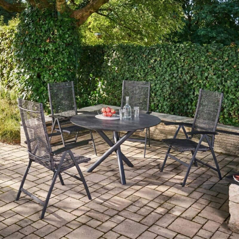 CASA DOMA "Mineo/Perano", Edelstahl anthrazit mit Sitzfläche Rope anthrazit, Armlehnen Alu, Tischplatte HPL Scivaro Schiefer (Bild KI-generiert)