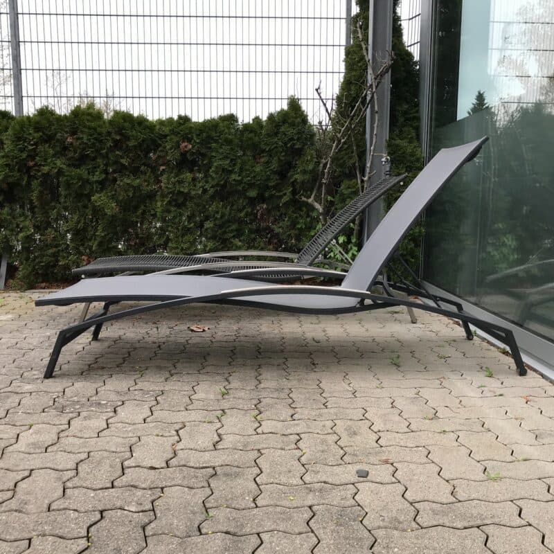 Diamond Garden "Valencia" Sonnenliege, Gestell Edelstahl dunkelgrau, Bespannung Sunproof Sling schwarz/silber, Teak-Armlehnen