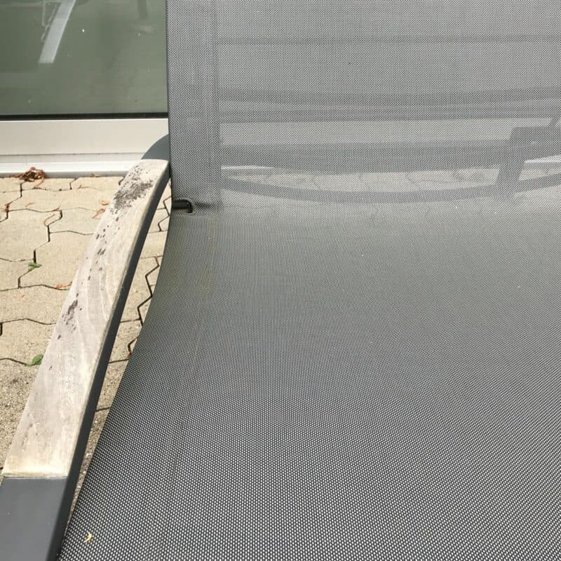 Diamond Garden "Valencia" Sonnenliege, Gestell Edelstahl dunkelgrau, Bespannung Sunproof Sling schwarz/silber, Teak-Armlehnen