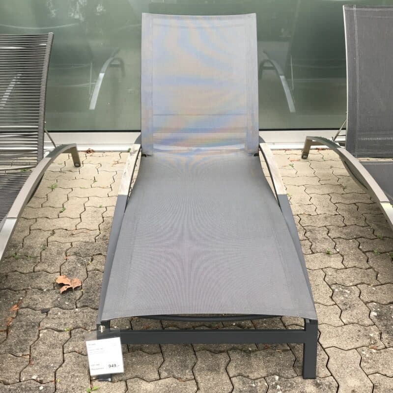 Diamond Garden "Valencia" Sonnenliege, Gestell Edelstahl dunkelgrau, Bespannung Sunproof Sling schwarz/silber, Teak-Armlehnen