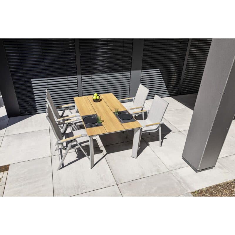 Kettler Gartenmöbel-Set "Diamond" mit 2x Klappsessel und 2x Stapelsessel Textilene hellgrau und Gartentisch 160x95cm, Alu silber, Tischplatte HPL Teak-Optik mit Fräsung