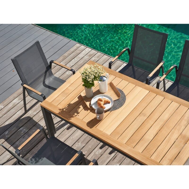 CASA DOMA "Mineo" Gartenstuhl, Sitzfläche Sunproof® Sling schwarz/silber, Armlehnen Teak, Gartentisch "Ugento", Tischplatte Teak, 160/220x90 cm, Gestelle Edelstahl anthrazit