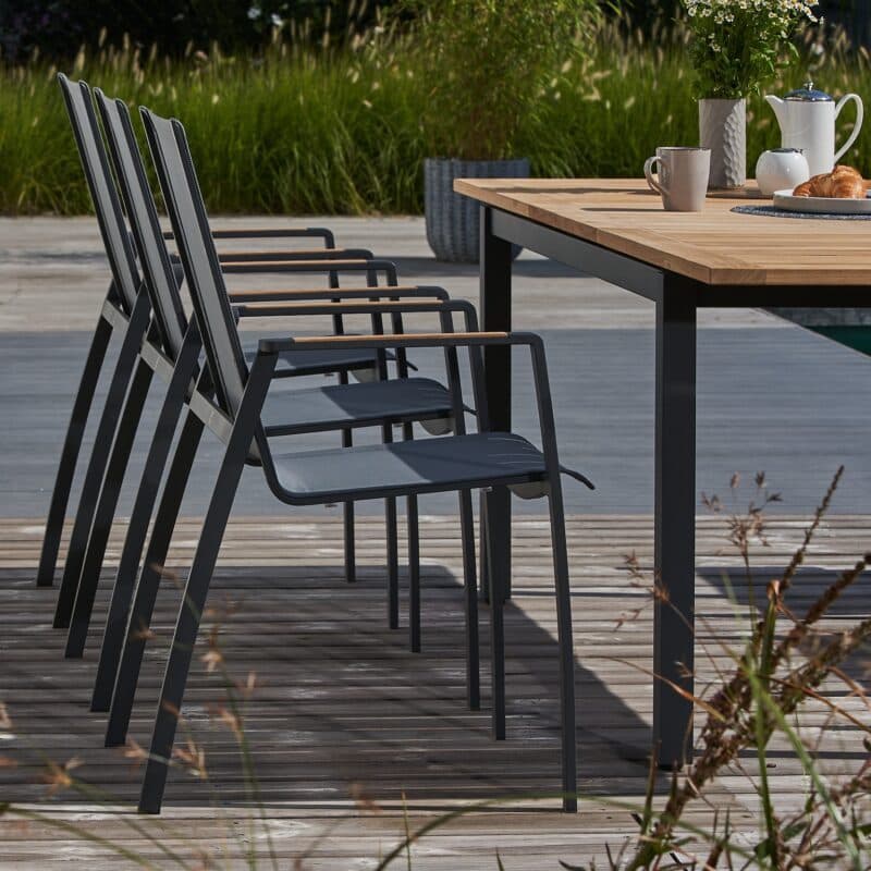 CASA DOMA "Mineo" Gartenstuhl, Sitzfläche Sunproof® Sling schwarz/silber, Armlehnen Teak, Gartentisch "Ugento", Tischplatte Teak, 160/220x90 cm, Gestelle Edelstahl anthrazit