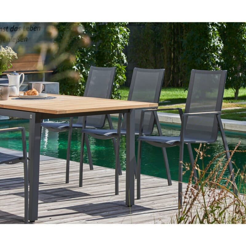 CASA DOMA "Mineo" Gartenstuhl, Sitzfläche Sunproof® Sling schwarz/silber, Armlehnen Teak, Gartentisch "Ugento", Tischplatte Teak, 160/220x90 cm, Gestelle Edelstahl anthrazit