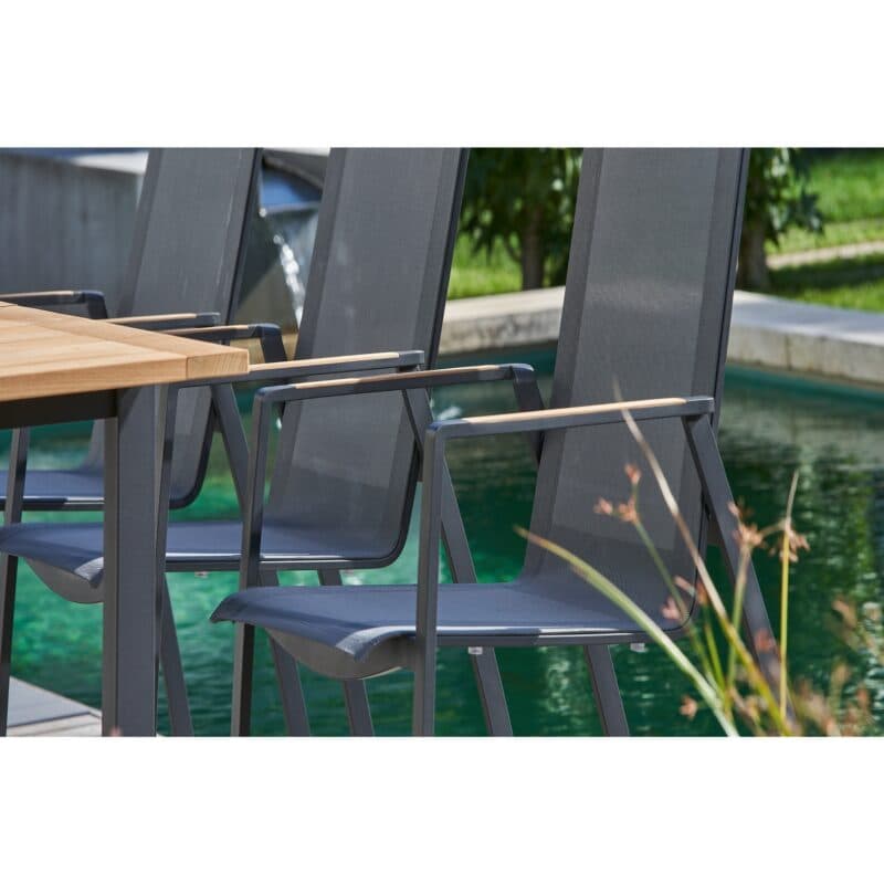 CASA DOMA "Mineo" Gartenstuhl, Sitzfläche Sunproof® Sling schwarz/silber, Armlehnen Teak, Gartentisch "Ugento", Tischplatte Teak, 160/220x90 cm, Gestelle Edelstahl anthrazit