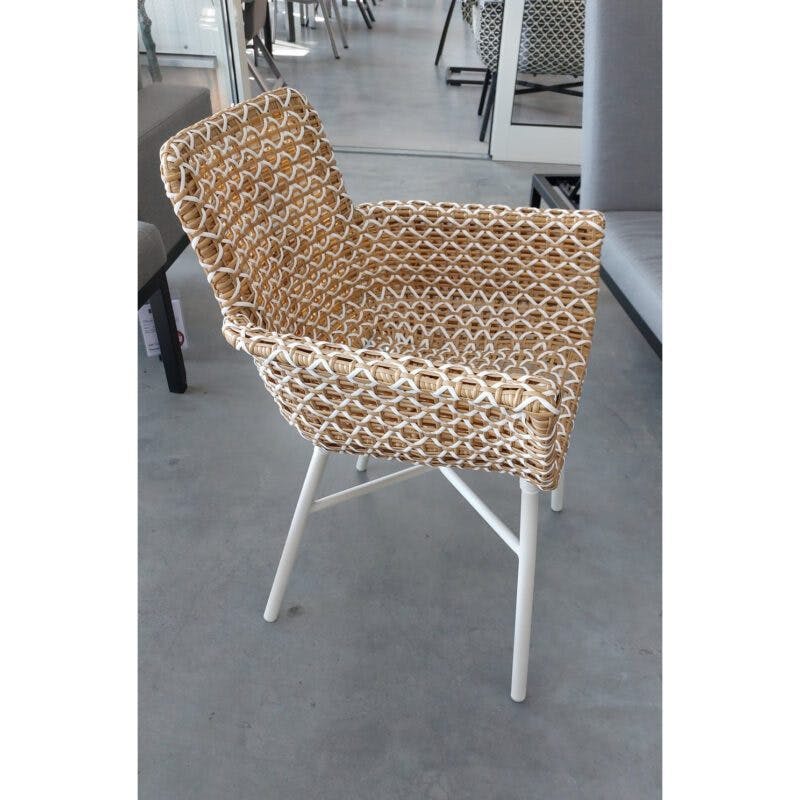 Hartman "Delphine" Design Chair, Gestell Aluminium Royal White, Sitzschale Polyrattan Honey, Ausstellung Karlsruhe