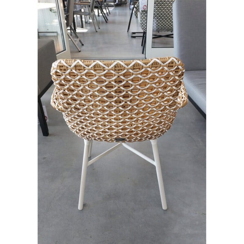 Hartman "Delphine" Design Chair, Gestell Aluminium Royal White, Sitzschale Polyrattan Honey, Ausstellung Karlsruhe