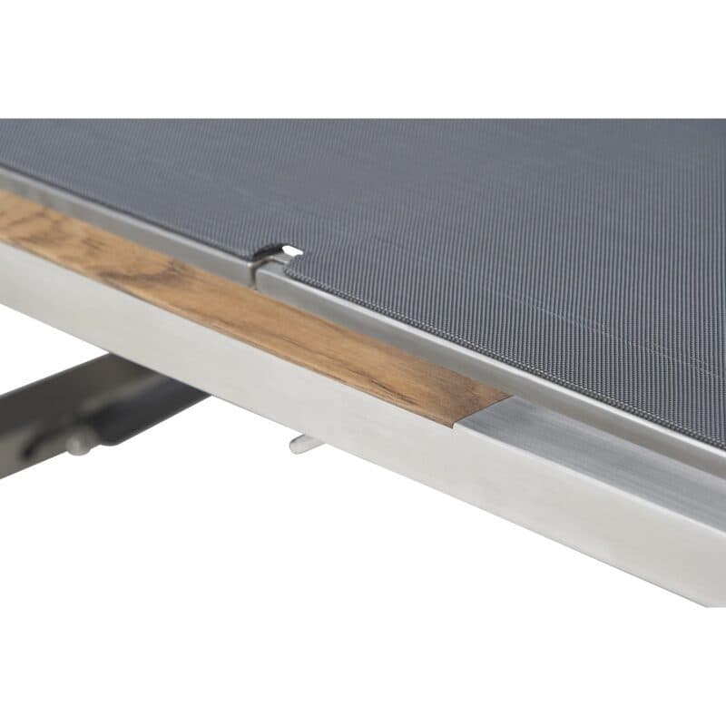 CASA DOMA "Mineo" Move Sonnenliege, Edelstahl gebürstet, Sunproof® Sling schwarz/silber, Detail Armlehnen Teak