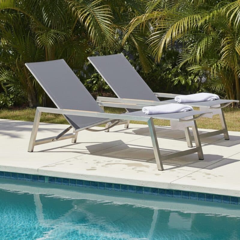 CASA DOMA "Mineo" Move Sonnenliege, Edelstahl gebürstet, Sunproof® Sling schwarz/silber, Armlehnen Teak (Bild KI-generiert)