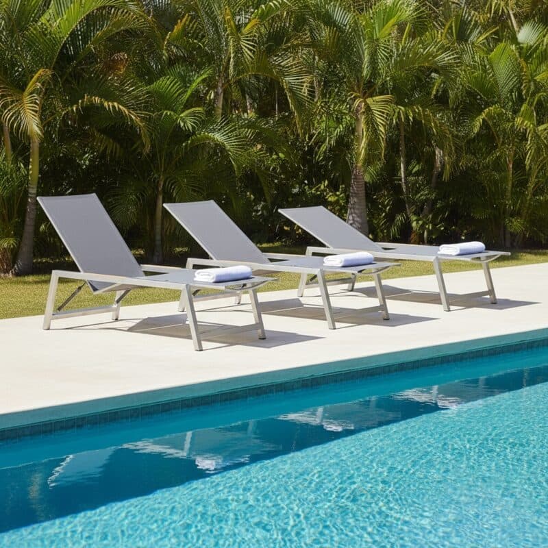 CASA DOMA "Mineo" Move Sonnenliege, Edelstahl gebürstet, Sunproof® Sling schwarz/silber, Armlehnen Teak (Bild KI-generiert)