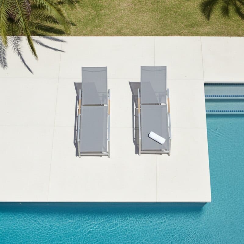 CASA DOMA "Mineo" Move Sonnenliege, Edelstahl gebürstet, Sunproof® Sling schwarz/silber, Armlehnen Teak (Bild KI-generiert)