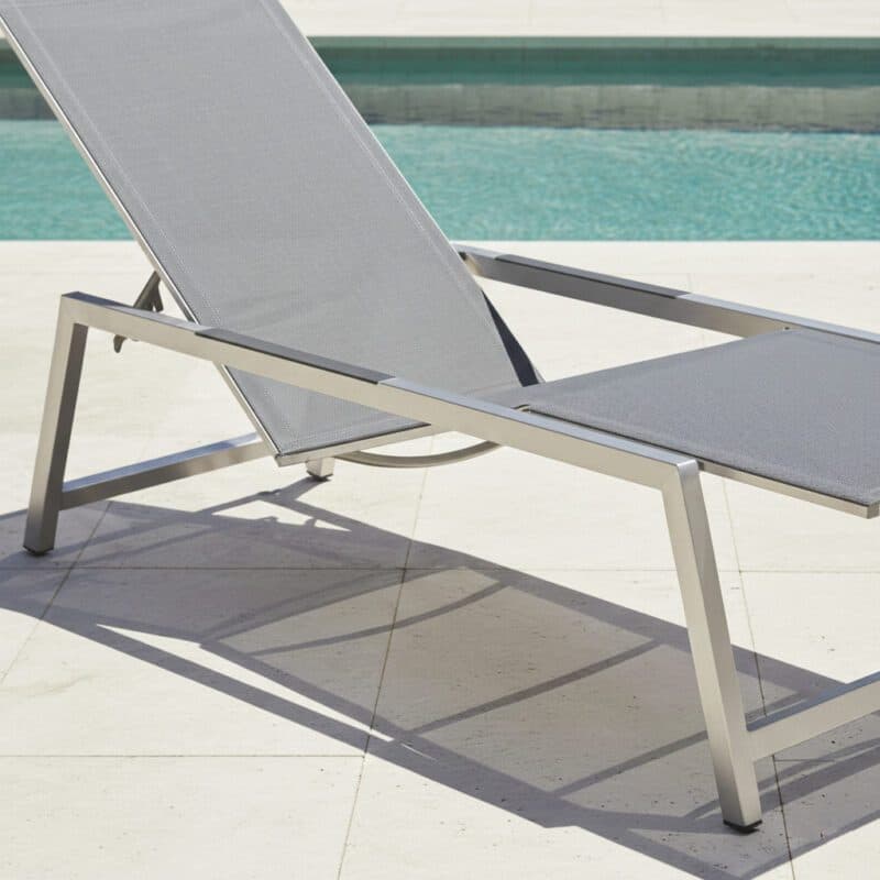 CASA DOMA "Mineo" Move Sonnenliege, Edelstahl gebürstet, Sunproof® Sling schwarz/silber, Armlehnen Alu anthrazit (Bild KI-generiert)