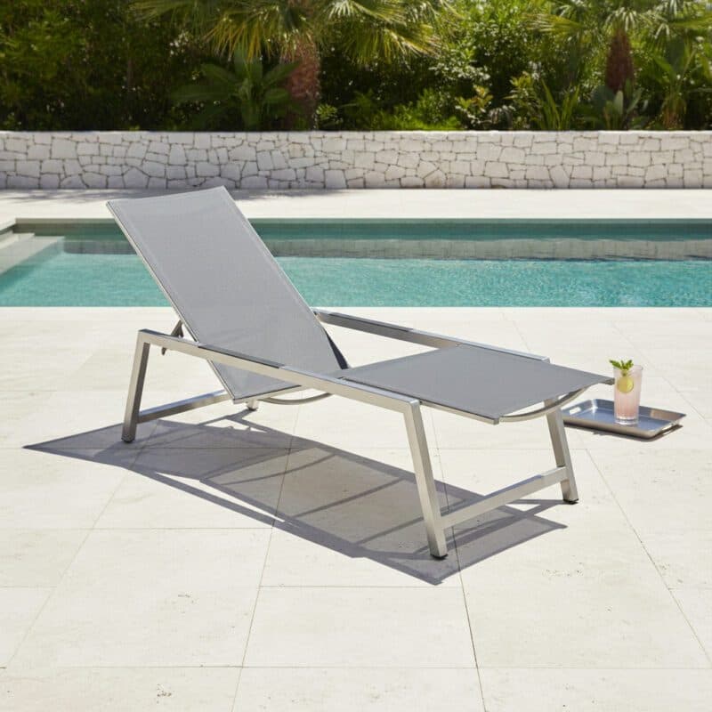 CASA DOMA "Mineo" Move Sonnenliege, Edelstahl gebürstet, Sunproof® Sling schwarz/silber, Armlehnen Alu anthrazit (Bild KI-generiert)
