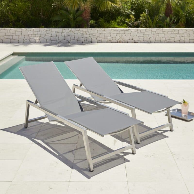 CASA DOMA "Mineo" Move Sonnenliege, Edelstahl gebürstet, Sunproof® Sling schwarz/silber, Armlehnen Alu anthrazit (Bild KI-generiert)