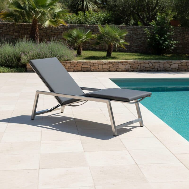 CASA DOMA "Mineo" Move Sonnenliege, Edelstahl gebürstet, Sunproof® Sling schwarz/silber, Armlehnen Alu, Auflage Arashi grau (Bild KI-generiert)