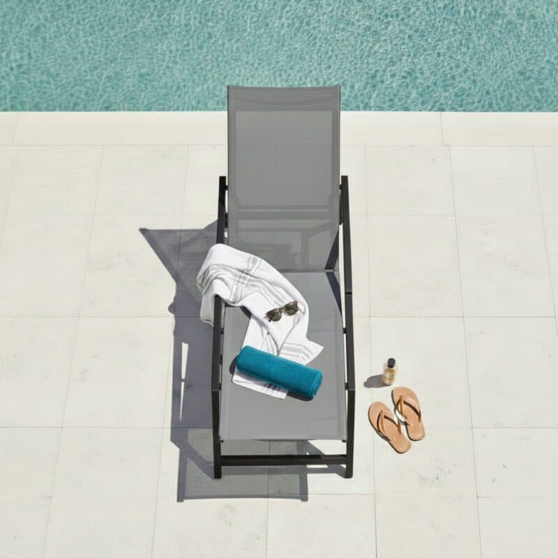 CASA DOMA "Mineo" Move Sonnenliege, Edelstahl anthrazit, Sunproof® Sling Gewebe schwarz/silber, Armlehnen Aluminium (Bild KI-generiert)