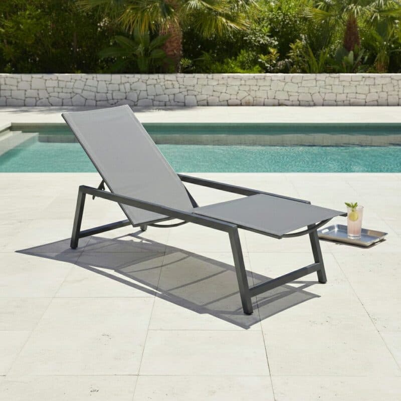 CASA DOMA "Mineo" Move Sonnenliege, Edelstahl anthrazit, Sunproof® Sling Gewebe schwarz/silber, Armlehnen Aluminium (Bild KI-generiert)