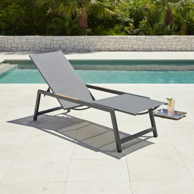 CASA DOMA "Mineo" Move Sonnenliege, Edelstahl anthrazit, Sunproof® Sling Gewebe schwarz/silber, Armlehnen Teak (Bild KI-generiert)