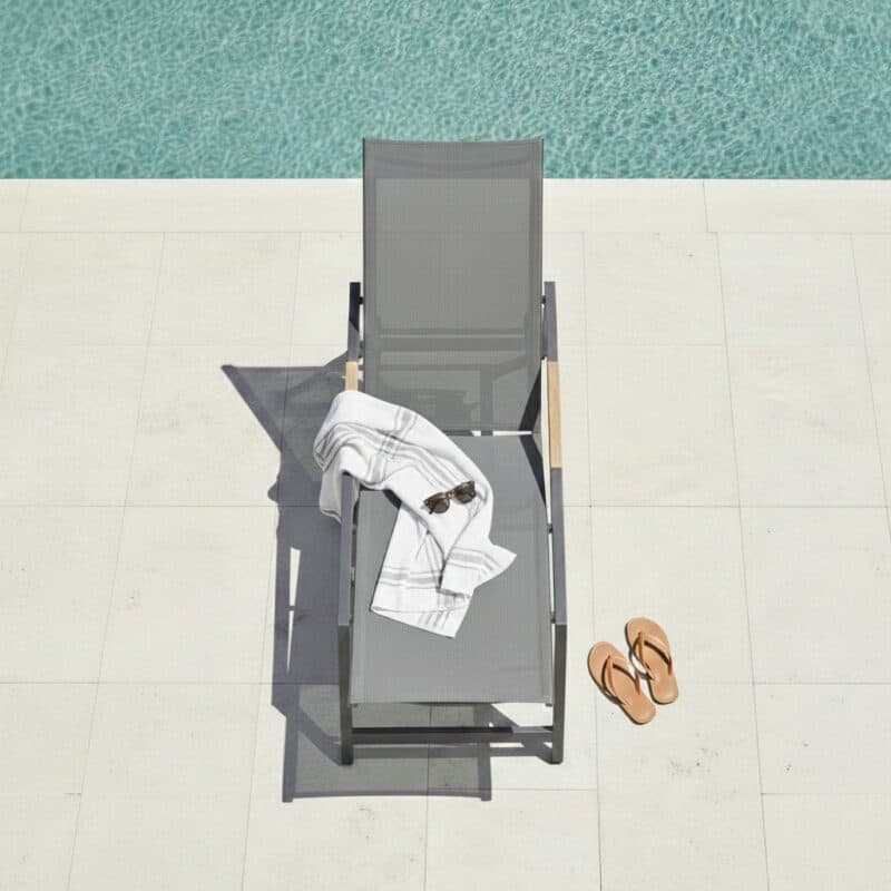 CASA DOMA "Mineo" Move Sonnenliege, Edelstahl anthrazit, Sunproof® Sling Gewebe schwarz/silber, Armlehnen Teak (Bild KI-generiert)