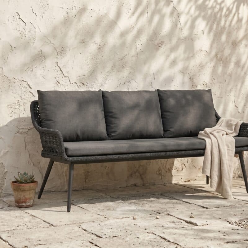 CASA DOMA "Ribera" Diningbank L-Form, Rundrohr-Beine Edelstahl anthrazit, Sitz Rope anthrazit (Raute), Kissen Tuvatextil® Panama grafito (Bild KI-generiert)