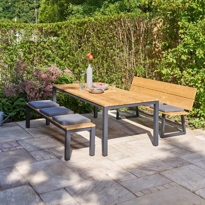 CASA DOMA "Varano" Gartenmöbel-Set mit Tisch 210 x 100 cm, 2 Bänken & 6 Kissen, Gestelle Edelstahl anthrazit, Tischplatte/Sitzflächen Teak, Kissen Arashi grau