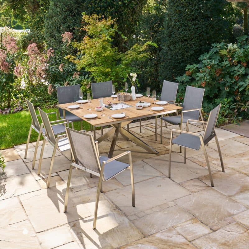 CASA DOMA "Mineo/Siderno" Gartenmöbel-Set 9-tlg., Gestelle Edelstahl gebürstet, Sitzfläche Sunproof® Sling schwarz/silber, Armlehnen Teak, Tischplatte Teak, 150x150 cm