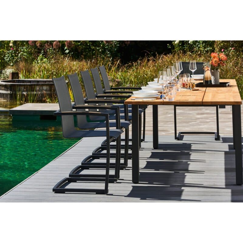 CASA DOMA "Mineo/Varano" Gartenmöbel-Set 7-tlg., Gestelle Edelstahl anthrazit, Sitzfläche Sunproof® Sling schwarz-silber, Armlehnen Teak, Ausziehtisch Tischplatte Teak, 210/310x100 cm