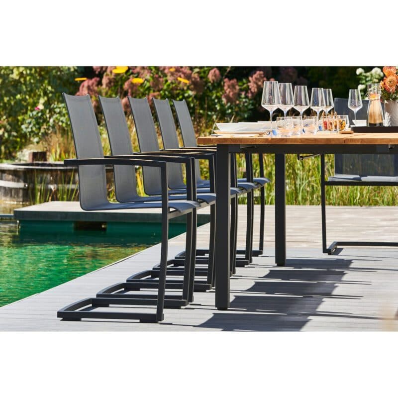 CASA DOMA "Mineo/Varano" Gartenmöbel-Set 7-tlg., Gestelle Edelstahl anthrazit, Sitzfläche Sunproof® Sling schwarz-silber, Armlehnen Teak, Ausziehtisch Tischplatte Teak, 210/310x100 cm