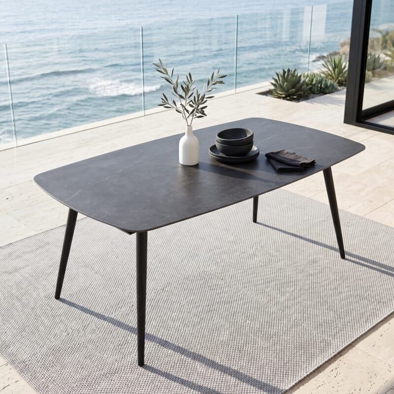 Jati&Kebon "Amazone" Gartentisch, Gestell Aluminium eisengrau, Tischplatte Dekton Laos (Bild KI-generiert)