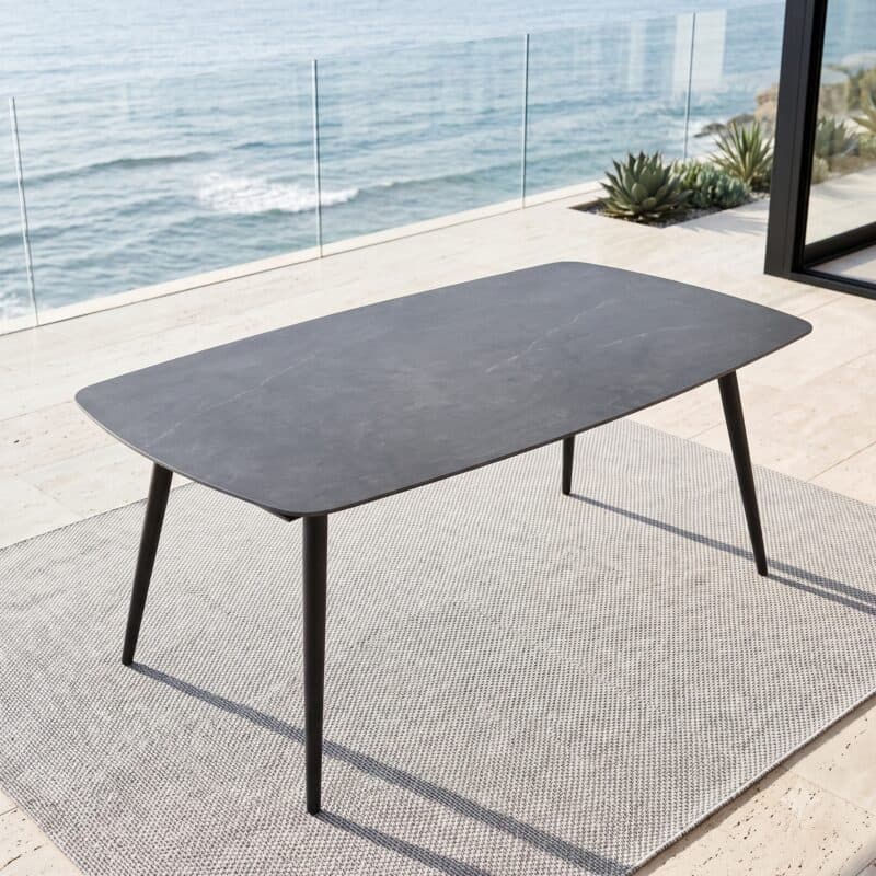 Jati&Kebon "Amazone" Gartentisch, Gestell Aluminium eisengrau, Tischplatte Dekton Laos (Bild KI-generiert)