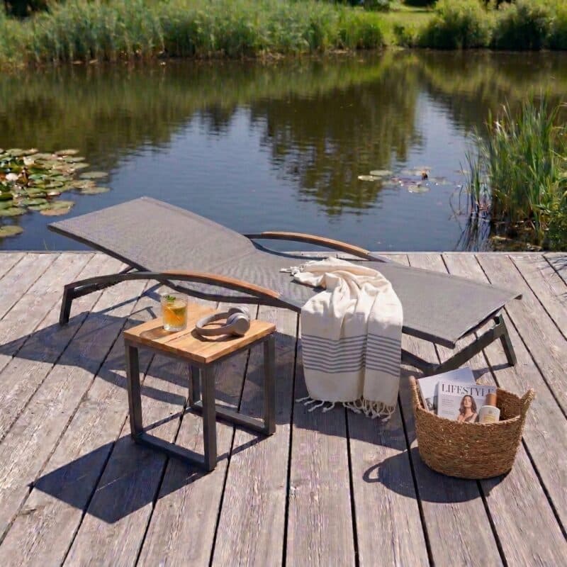 CASA DOMA “Mineo/Macari“ Set 2-teilig mit Sonnenliege Edelstahl anthrazit, Sunproof® Sling schwarz/silber, Armlehnen Teak, Beistelltisch Alu/Teak (Bild KI-generiert)