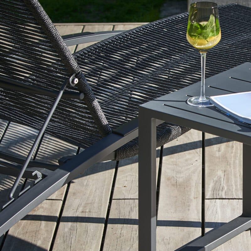 CASA DOMA “Mineo/Macari“ Set 2-teilig mit Sonnenliege Edelstahl/Rope anthrazit, Armlehnen Alu, Beistelltisch Alu anthrazit