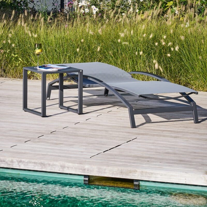 CASA DOMA “Mineo/Macari“ Set 2-teilig mit Sonnenliege Edelstahl anthrazit, Sunproof® Sling schwarz/silber, Armlehnen Alu, Beistelltisch Alu anthrazit