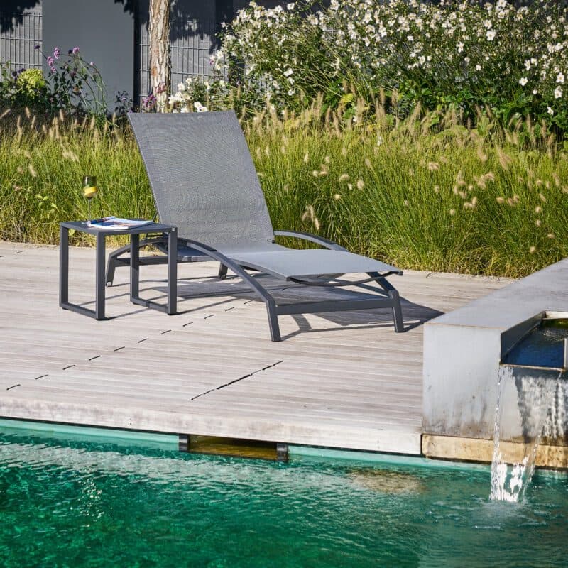 CASA DOMA “Mineo/Macari“ Set 2-teilig mit Sonnenliege Edelstahl anthrazit, Sunproof® Sling schwarz/silber, Armlehnen Alu, Beistelltisch Alu anthrazit