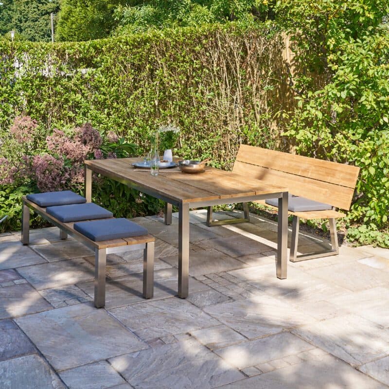 CASA DOMA "Varano" Gartenmöbel-Set mit Tisch 210 x 100 cm, 2 Bänken & 6 Kissen, Gestelle Edelstahl gebürstet, Tischplatte/Sitzflächen Teak, Kissen Arashi grau