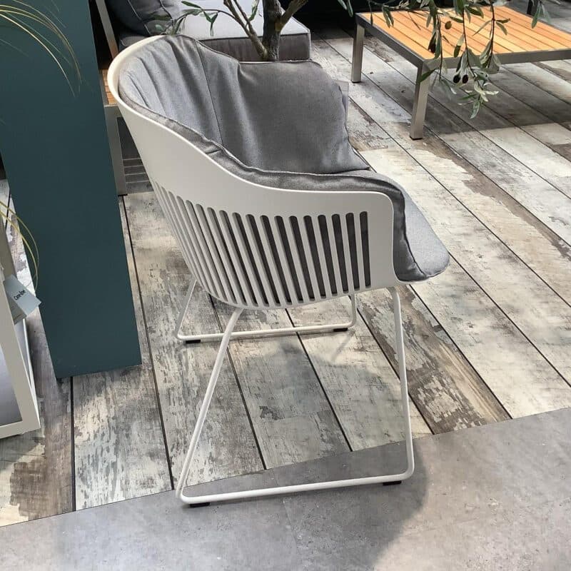 DEDON AIIR Armlehnsessel, Fußgestell Edelstahl weiß, Sitzschale salt, Kissenset cool ash, Ausstellung Stockach