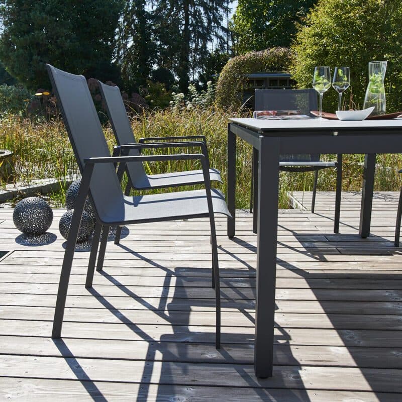 CASA DOMA "Mineo/Carini" Gartenmöbel-Set 7-tlg., Gestelle Edelstahl anthrazit, Stapelstuhl Sunproof® Sling schwarz/silber, Tisch 160x90 cm, Tischplatte HPL chromix silber