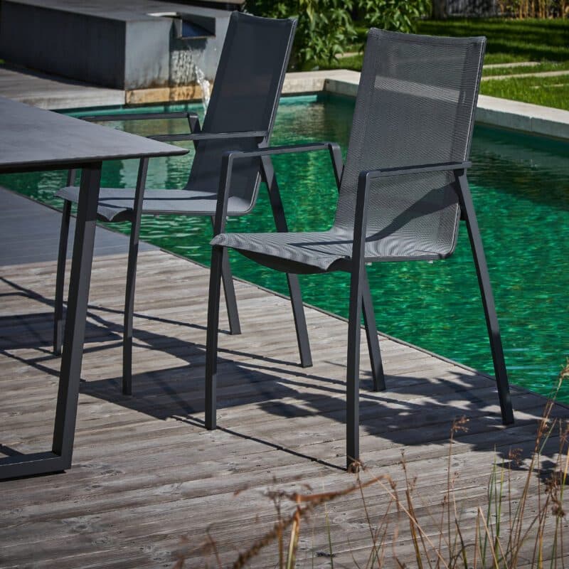 CASA DOMA "Mineo/Falerna" Gartenmöbel-Set 7-tlg., Gestelle Edelstahl anthrazit, Sunproof® Sling schwarz/silber, Armlehne Aluminium-Einlage schwarz, Kufentisch 160x90 cm mit HPL-Tischplatte