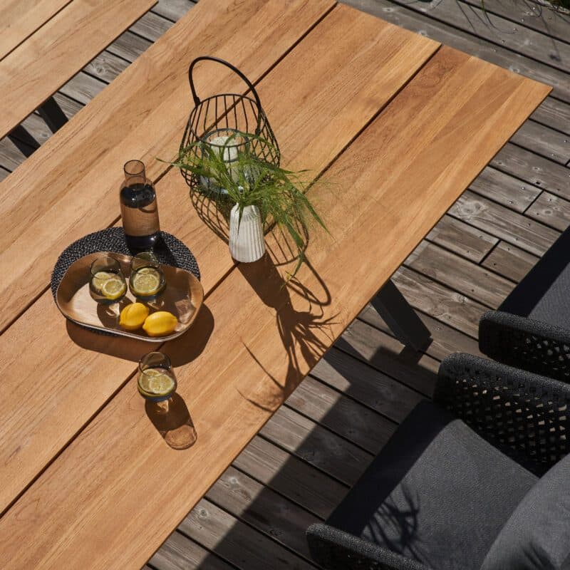 CASA DOMA "Ribera/Falerna" Diningset 5-tlg., Gestelle Edelstahl anthrazit, Tisch und Bank X-Gestell, Diningsessel Rund-Form, Kufengestell, Sitz Rope anthrazit (Raute), Kissen Tuvatextil® Panama grafito, Tischplatte Teak, 210x100 cm