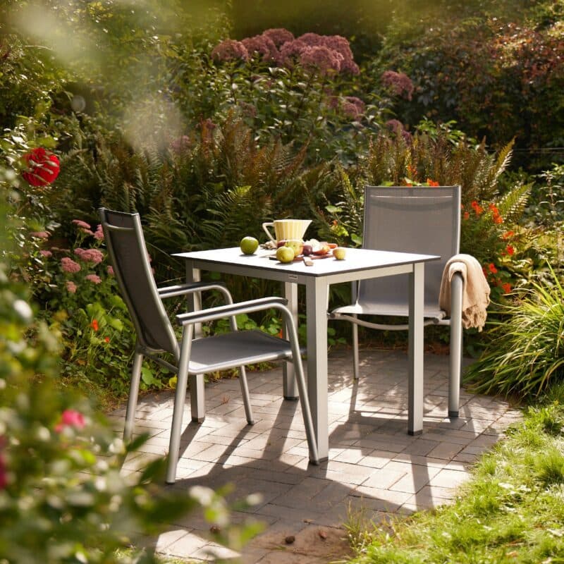 Kettler "Cirrus" Stapelsessel, Gestell Aluminium silber, Sitz Textilgewebe anthrazit-grau, Armlehnen Kunststoff mit Gartentisch Cubic, Aluminium silber, HPL-Platte, 95x70 cm