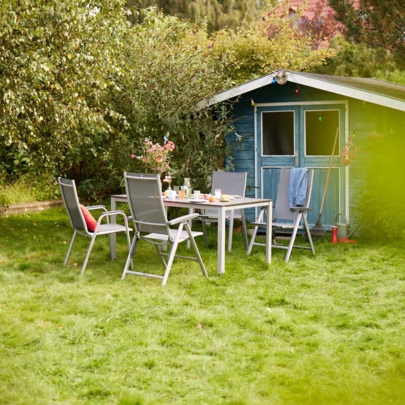 Kettler "Cirrus" Klapp- und Stapelsessel, Gestell Aluminium silber, Sitz Textilgewebe anthrazit-grau, Armlehnen Kunststoff mit Gartentisch "Cubic"