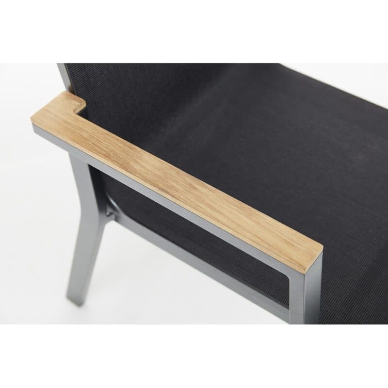 Kettler "Rasmus" Stapelsessel, Gestell Aluminium anthrazit, Sitzfläche Twitchell® charcoal - Detail Armlehnenauflage Teak